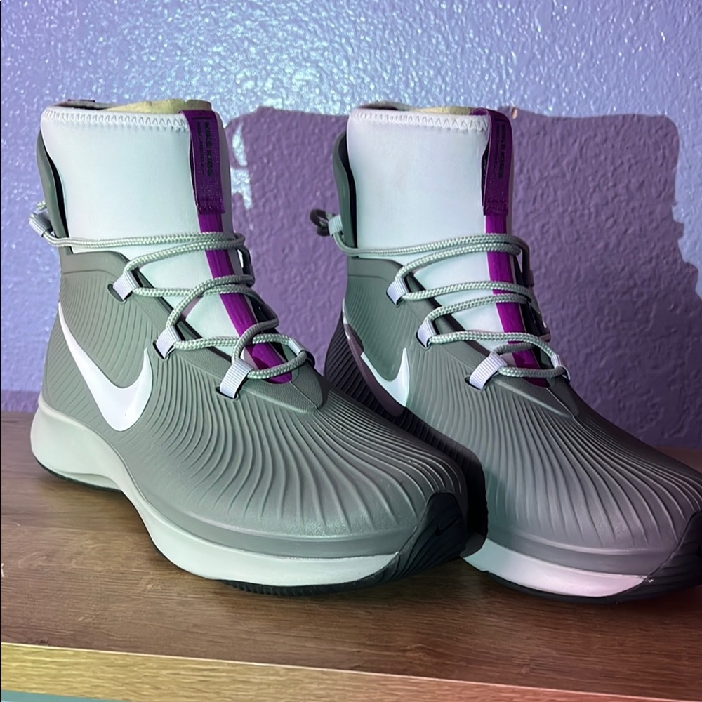 Nike Gray and Purple Athletic Shoes with Modern Design